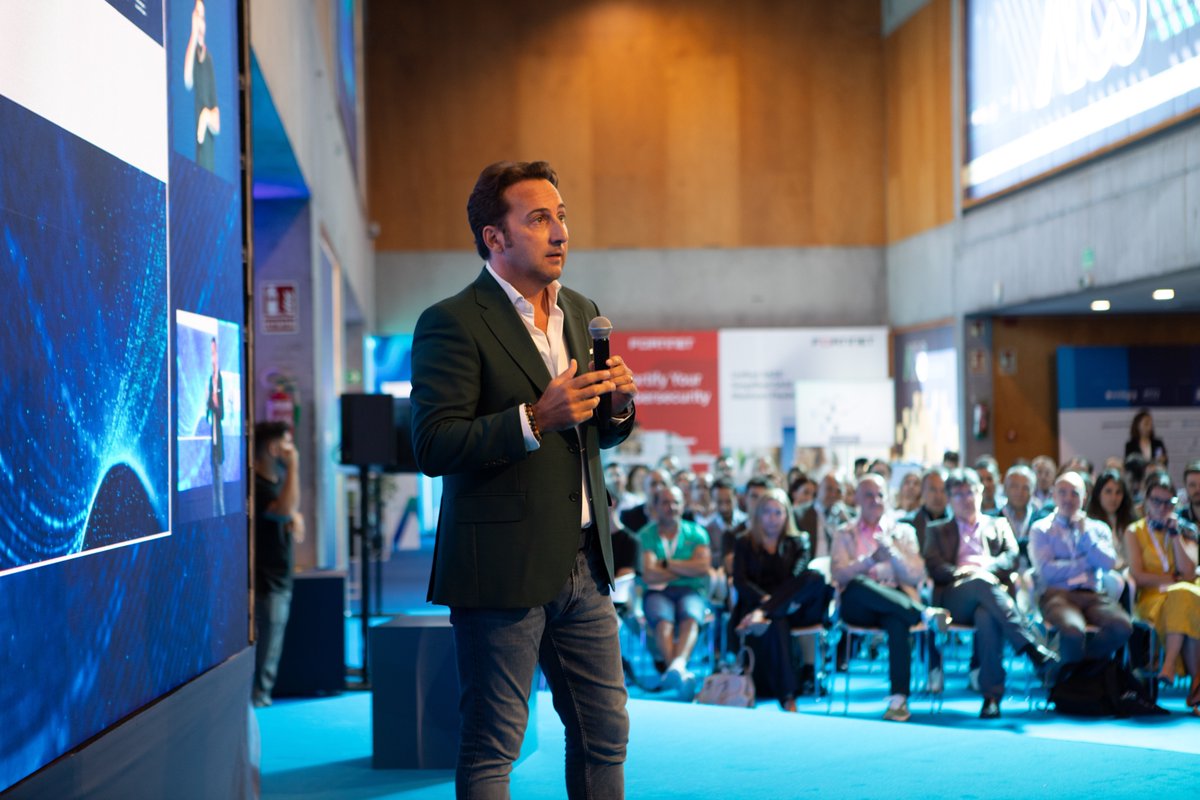 aics_summit's tweet photo. 👁️‍🗨️ Tecnología, sociedad y pensamiento crítico.

La ponencia de @navedelmisterio en #AICSRM2025 fue una invitación a mirar más allá de los algoritmos y las pantallas.

👇🏻 https://t.co/clmxX7lCHG