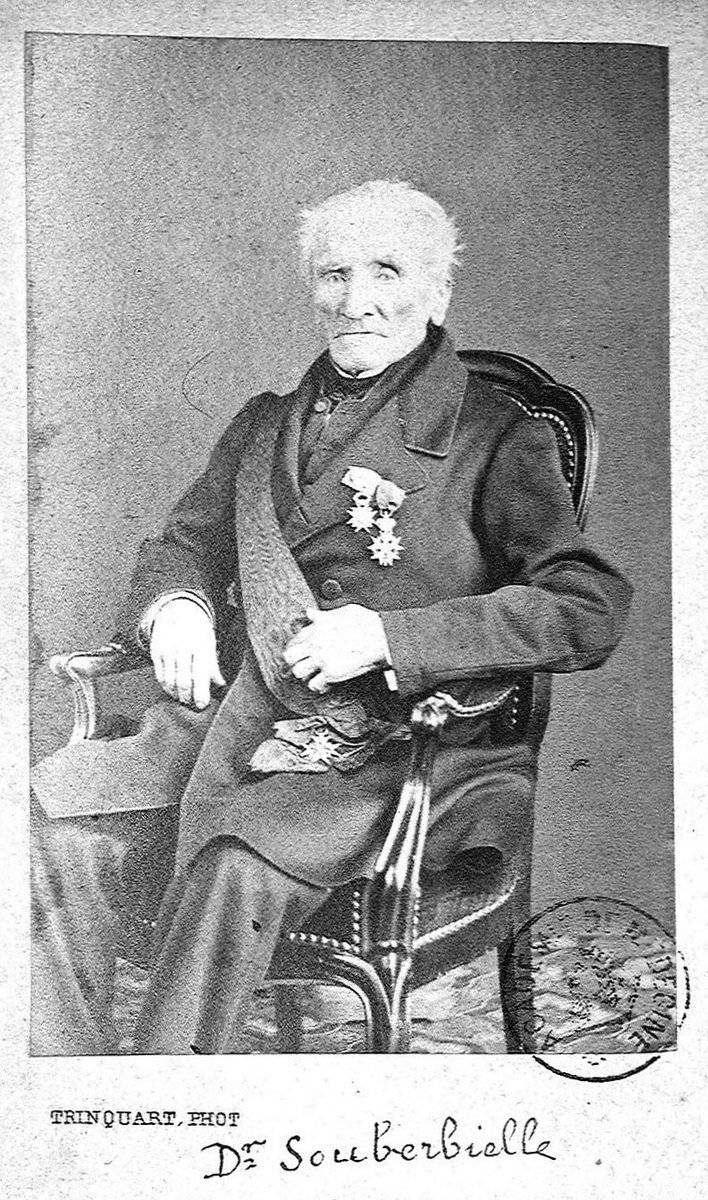 Bien plus impressionnant encore, il existe une photo d’un des vainqueurs de la Bastille !
Joseph Souberbielle, protagoniste du 14 juillet 1789, médecin et ami de Robespierre et juge qui condamnera Marie-Antoinette en 1793, photographié à l’âge de 90 ans en 1844.