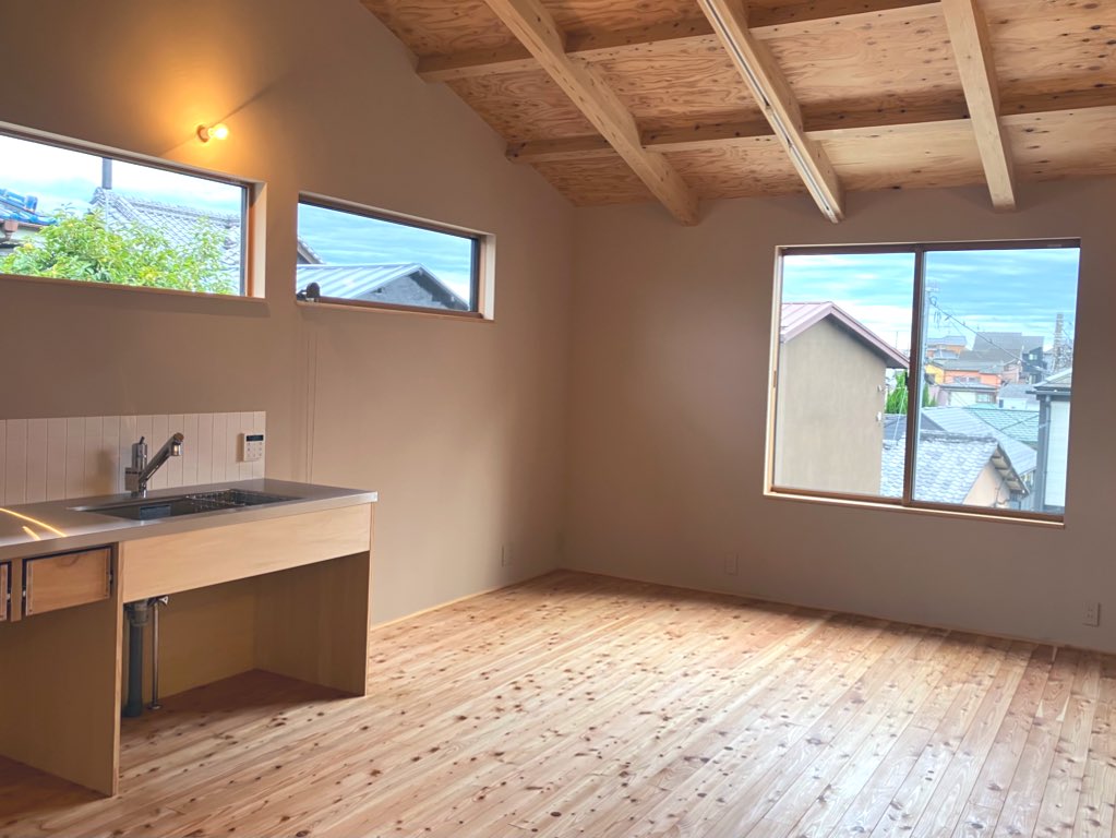 amenomi2's tweet photo. 小さな家を建てました。
約60平米、仕切りなどの建具も最小限に留めた大変コンパクトな9坪ハウス。タイル貼りや漆喰の壁塗りなど様々なDIYも取り入れ、ささやかながら家づくりに参加した。
写真を見返すとあの過酷な夏の日々が甦ってきます。秋になりやっと一息、愛着いっぱいの我が家での日々。 https://t.co/5obbMkev2S