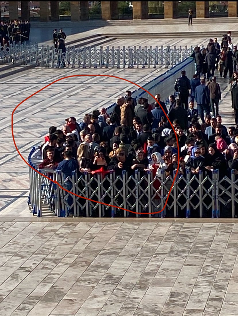 Tıpkı önceki ulusal bayramlarda olduğu gibi bugün de Ak Parti Ankara İl Başkanlığı himayesinde bir grubun Anıtkabir’de çocukların bulunduğu alanın sol kısmına yerleştirildikleri anlaşılıyor. 

Kuvvetle muhtemel tören esnasında Cumhurbaşkanı Erdoğan’a yönelik tezahürat yapacaklar.