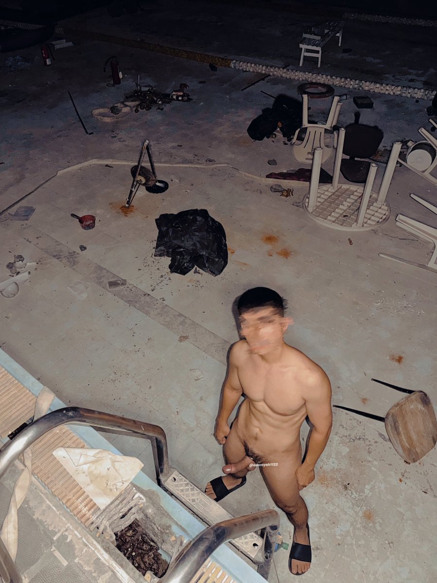 扶手螺絲有點鬆不敢爬上去, 衣服交給朋友之後, 他一邊笑我膽小一邊拍照. 赤裸裸的我感到手足無措又有點惱羞, 所以臉很臭😂這裡太可怕下次不來了.

—————————
Links : linkgoods.com/adamyeh1122