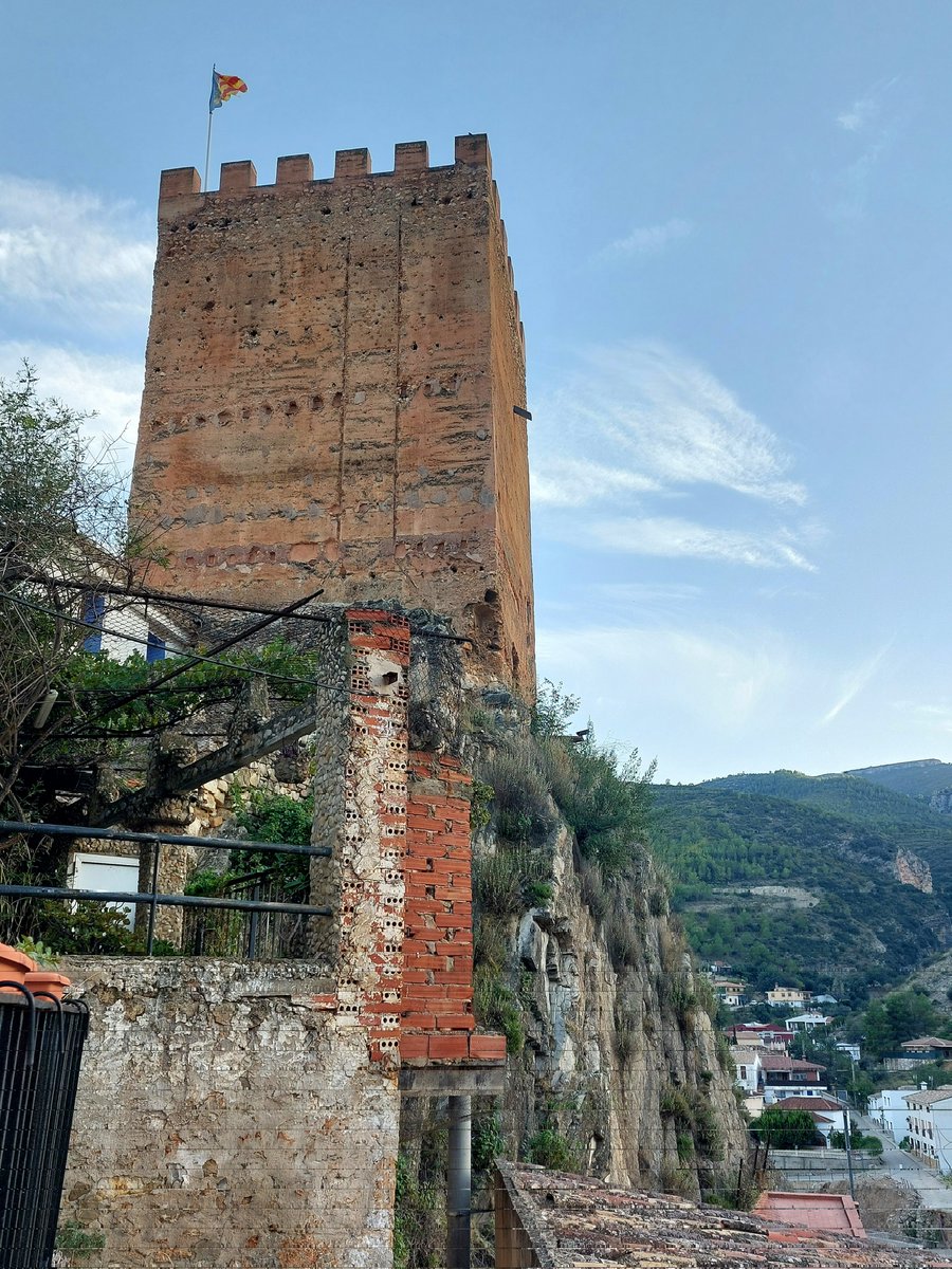 Seguimos recogiendo en este hilo las torres de alquería (del árabe qarya, aldea) de la provincia de Valencia, muy propias del periodo almohade, ss. XII-XIII. Esta es la de Sot de Chera, en lo alto del promontorio rocoso en el que se asentaba la aldea andalusí a la que protegia y