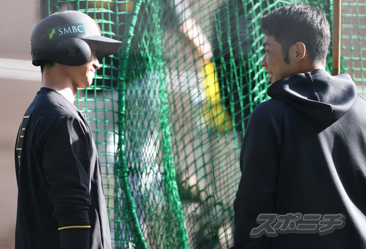 Sponichi_Tfoto's tweet image. #近藤健介 選手と言葉をかわす #近本光司 選手