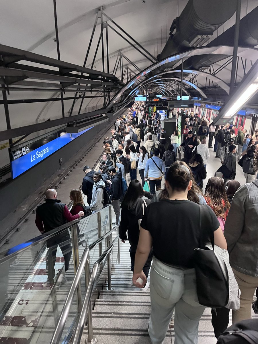 Hola <a href="/TMB_Barcelona/">TMB</a>, seguramente no sea la primera en quejarse pero lo de la L5 hay que arreglarlo. Aquí en sagrera están cerrando andenes para limitar el aforo, llegado a este punto ¿No creéis que se podría poner un servicio de bus para reforzar la ruta de la L5?