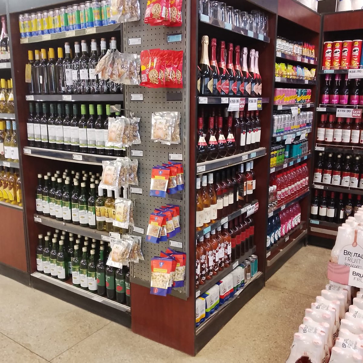 Ever wondered why our Diamond Touch Cashew Nuts are usually displayed near your favorite drinks section?  Well, because nothing goes better with the drinks than our Cashew nuts.  

F1 - Available in Shoprite stores 
F2 - Available In PnP stores 

Same nuts, Different packaging🤭