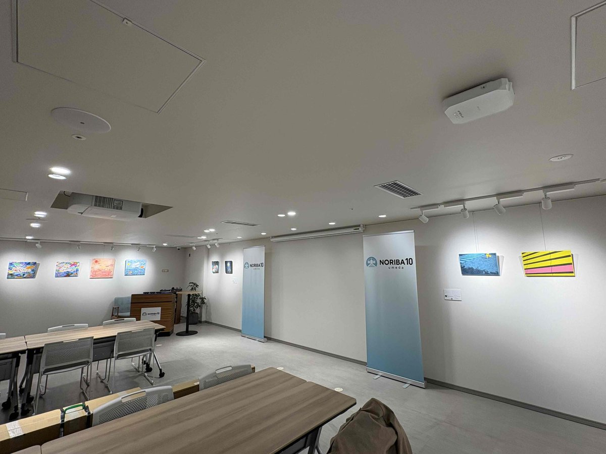 アートリエ様<a href="/ARTELIER_OA/">ARTELIER（アートリエ）</a>に仲介いただき、阪急電車の大阪梅田駅からすぐの「Noriba10」という招待制の会員専用スペースに拙作をインストールしていただいております。

明るいラインナップなので、観る方に少しでも居心地の良さを感じてもらえたら嬉しいです。