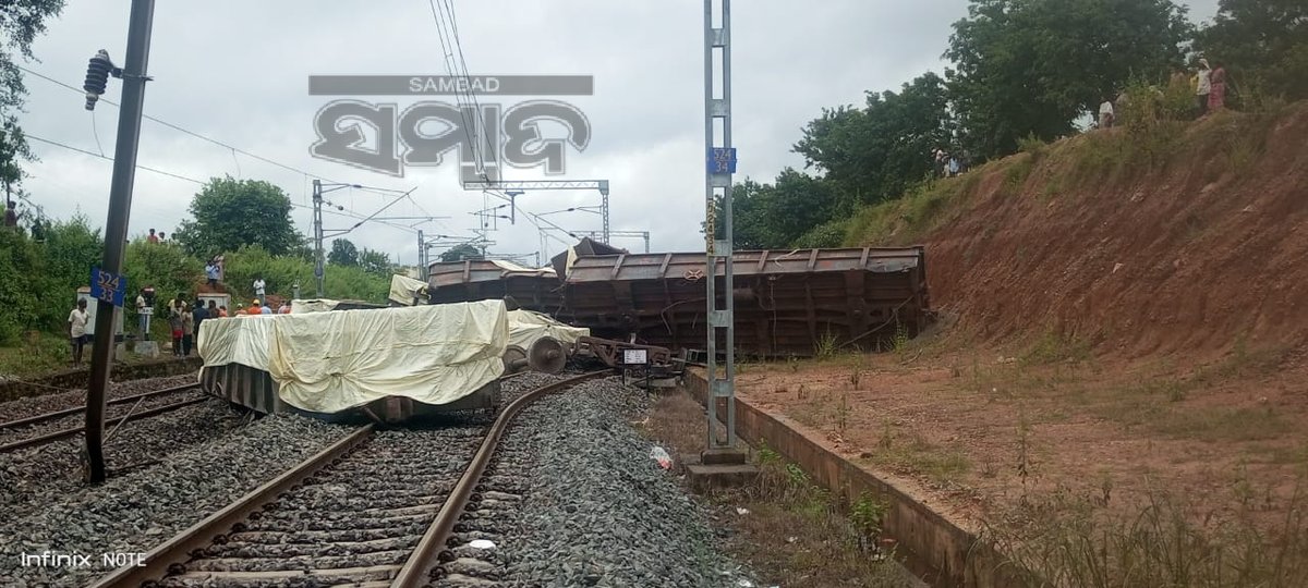 sambad_odisha's tweet photo. - ରାଉରକେଲା-ରାଞ୍ଚି ମୁଖ୍ୟ ରେଳ ମାର୍ଗରେ ଅଘଟଣ
- ବାନୋ ଏବଂ କନରାୱା ଷ୍ଟେସନ ମଧ୍ୟରେ ମାଲବାହୀ ଟ୍ରେନ ଲାଇନଚ୍ୟୁତ, ରେଳ ଚଳାଚଳ ବାଧାପ୍ରାପ୍ତ
- ଦୁର୍ଘଟଣାରେ ପ୍ରାୟ ୧୦ଟି ବଗି ଲାଇନଚ୍ୟୁତ ହୋଇଥିବା ସୂଚନା
- କୌଣସି ମୃତାହତ ହୋଇନାହିଁ, କିନ୍ତୁ କିଛି ବଗି କ୍ଷତିଗ୍ରସ୍ତ ହୋଇଛି 
#Sambad #Rourkela #Ranchi #TrainDerails https://t.co/M7BxGwY5Q9