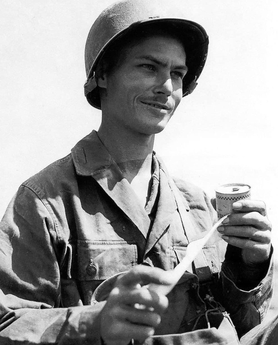 Roybattyforever's tweet photo. “Hasta el último hombre” de Mel Gibson, está basada en la vida de Desmond Doss, que salvó él solo a 75 soldados durante la batalla de Okinawa, en 1945.

Doss era objetor de conciencia y no llevaba fusil durante su gesta. 

Recibió la Medalla de Honor por este acto heroico. https://t.co/10sG5mXs8D