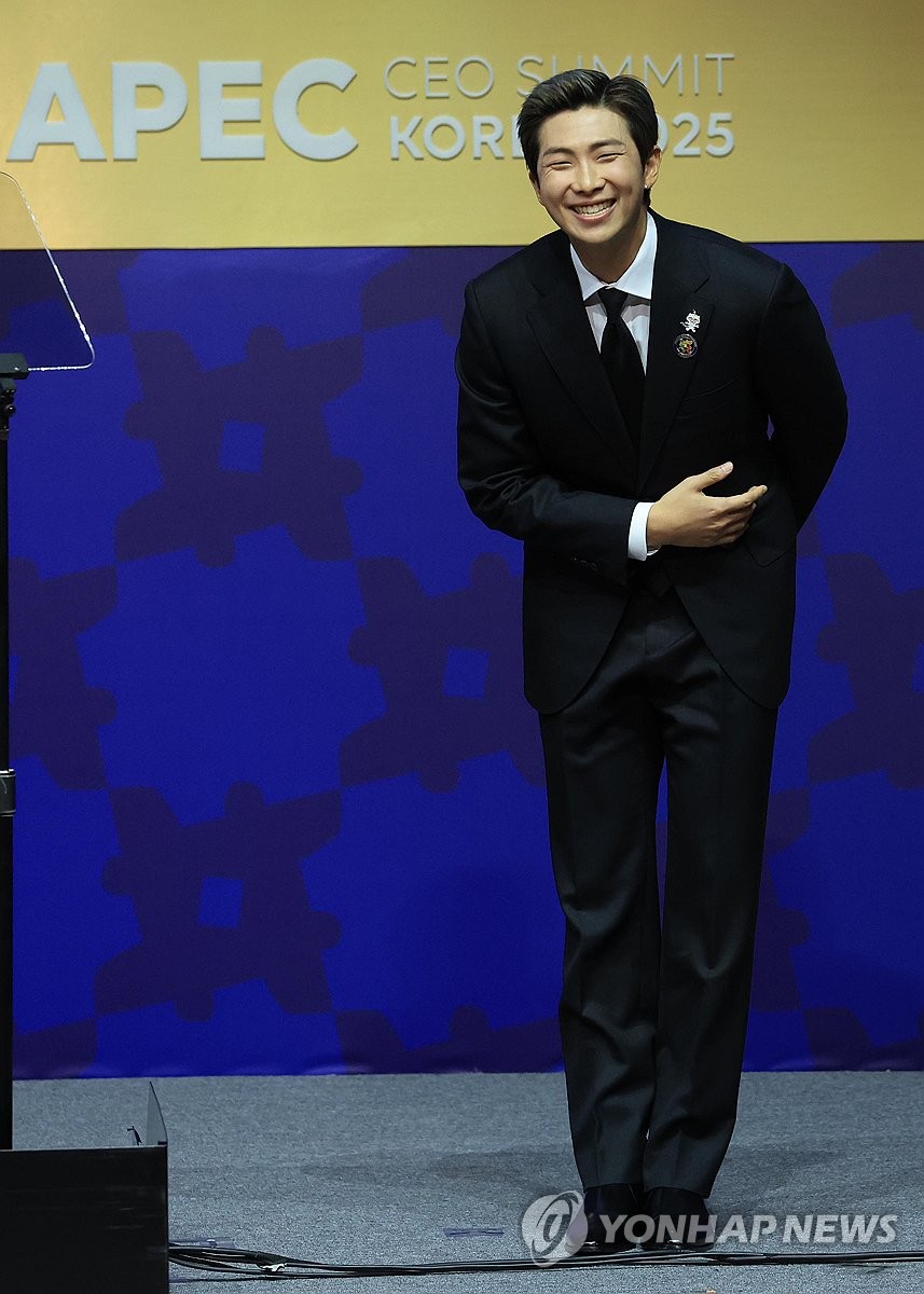 RM91227's tweet photo. 🐨🖤

#APEC2025 #APECCEOSummitxRM
#RMxAPEC https://t.co/OOQblp5Pkn