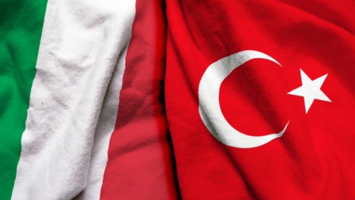 29 Ekim 🇹🇷 Cumhuriyet Bayramı Kutlu Olsun! 🇮🇹 Cumhurbaşkanı Sergio Mattarella’nın Türk halkı ve yetkililerine sunduğu içten kutlama mesajını paylaşıyoruz:  “🇹🇷-🇮🇹 tarihi dostluk ilişkileriyle birbirine bağlıdır. Dost Türk halkına refah ve esenlik dileklerimi sunarım.”