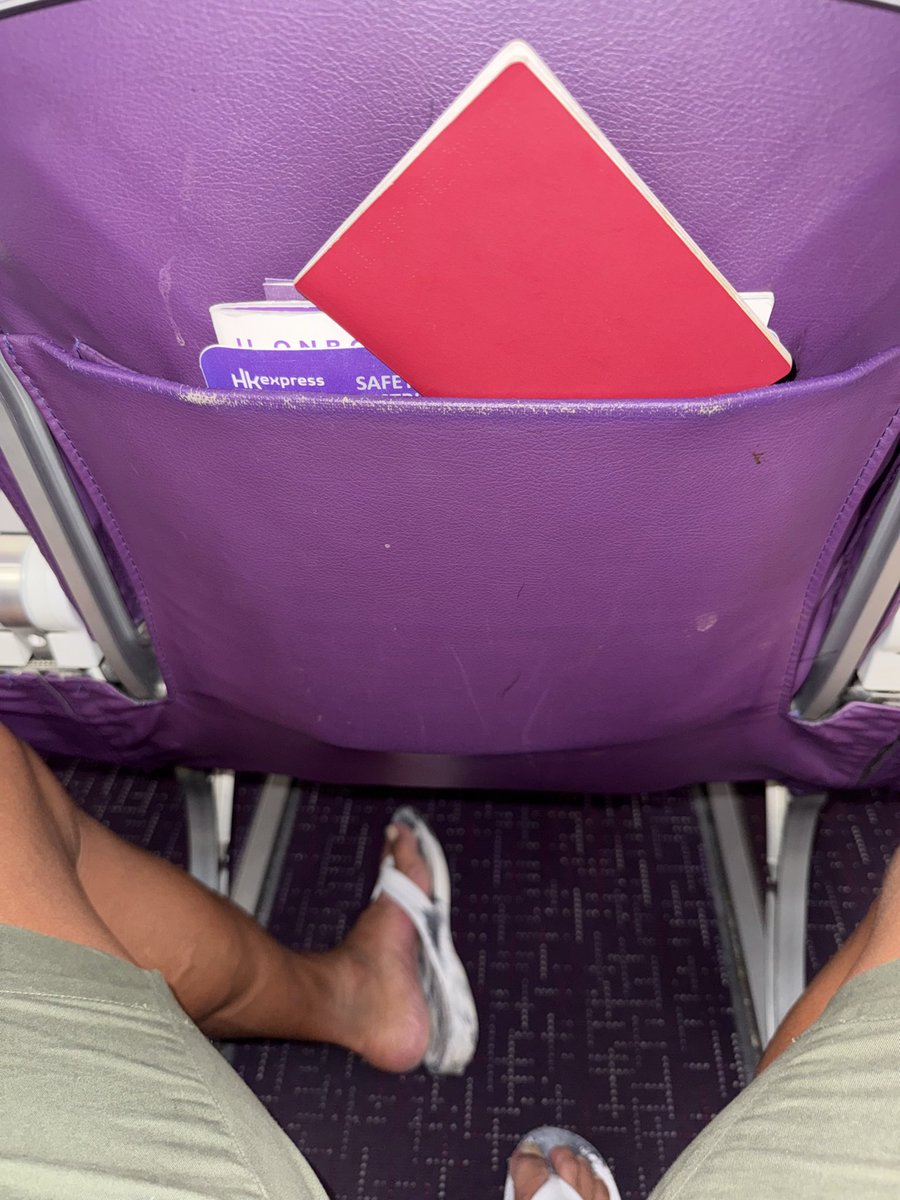 TOM_Japan_M's tweet photo. エクスペディアさんで買ったキャセイのビジネスクラスの航空券(4路線)。実態、なぜか2回のフライトはエコノミー😂

空港スタッフは、「香港エクスプレスとのコードシェア便の機材はビジネスクラス席が無い機体です」だって。

じゃあなんで僕はビジネスクラスの料金払ったの？😂誰か良い対処法教えて🙏🏽 https://t.co/qBRtETlB9k