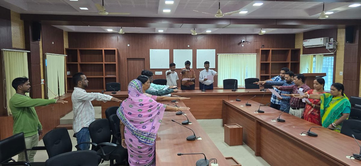 SubcollChampua's tweet photo. OATH TAKING CELEBRATION ON THE OCCASION OF OBSENVANCE OF VIGILANCE AWARENESS WEEK 2025 IN THE SUB-COLLECTOR OFFICE, CHAMPUA. https://t.co/qM4RaL2AZ6