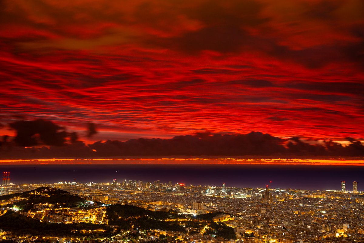 Hoy 29/10 40 minutos antes de la #salidadelSol la luz crepuscular ilumina la base de una capa de Ac stratiformis aun con las calles de #Barcelona iluminadas #obsFabra #RACAB <a href="/meteocat/">Meteocat</a> <a href="/AEMET_Cat/">AEMET_Cataluña</a> <a href="/ACOMmeteo/">ACOM</a> <a href="/acam_cat/">ACAM</a> <a href="/tempsdemeteo/">Temps de Méteo</a> <a href="/CloudAppSoc/">Cloud Appreciation Society</a> <a href="/ame_asociacion/">AME Asociación</a> <a href="/WMO/">World Meteorological Organization</a>