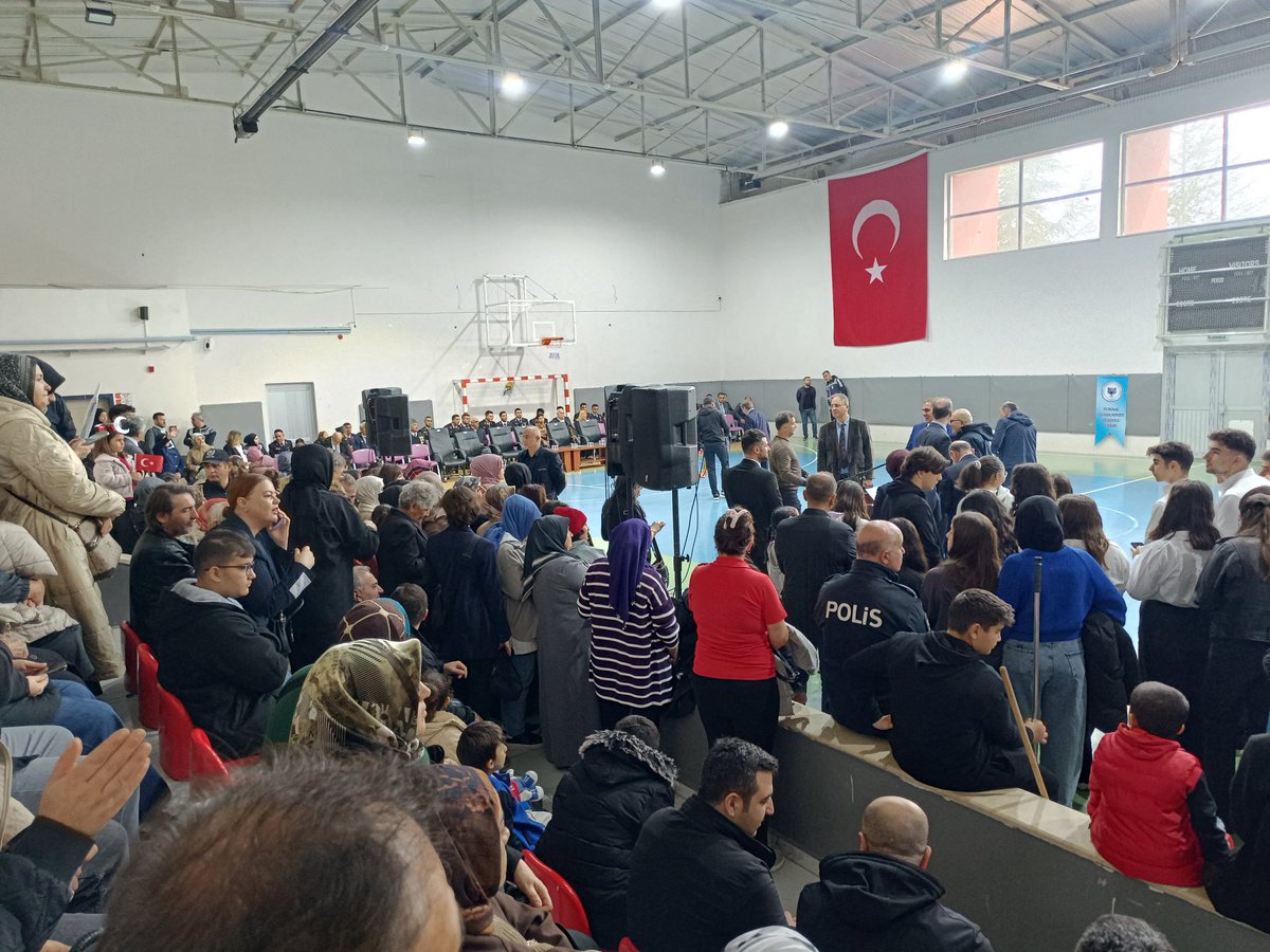 iskokaya's tweet photo. 29 Ekim gösterileri için seçilen salona sığamadık! Salon dar geldi, Cumhuriyet Bayramı kutlamalarındaki bu yoğun ilgiye rağmen, içerideki şanslı azınlığa iyi seyirler.  🇹🇷@turhalbelediye @turhalkaymakami https://t.co/znT7mdxGGe