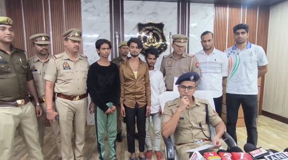 bstvlive's tweet photo. आगरा : सिकंदरा पुलिस का 48 घंटे में लूट का खुलासा
➡ऑटो गैंग के तीन शातिर बदमाश गिरफ्तार
➡लूटा मोबाइल, 5400 रुपये नगद, ऑटो बरामद
➡ऑटो में बैठाकर सवारियों से लूट करते थे
➡गिरफ्तार अभियुक्त पहले भी जा चुके हैं जेल
#Agra #LootCase #AutoGang #UttarPradesh @agrapolice https://t.co/q8ofiOkw6b