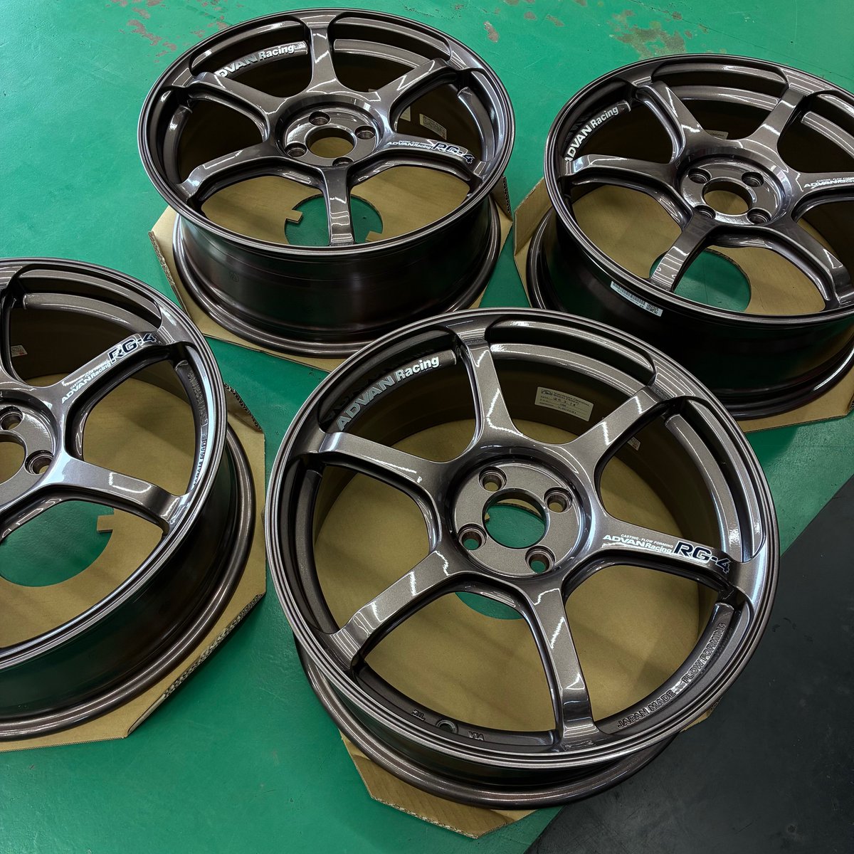 tg_zama's tweet image. 当店では久々
ADVAN Racing　RG-4
レーシングコッパーブロンズ
個人的におススメなカラーです😍
鋳造品では　＃RG4　のみに設定のカラー
カラーサンプルあります😉
＃タイヤガーデン　＃座間　＃YOKOHAMAWHEEL
