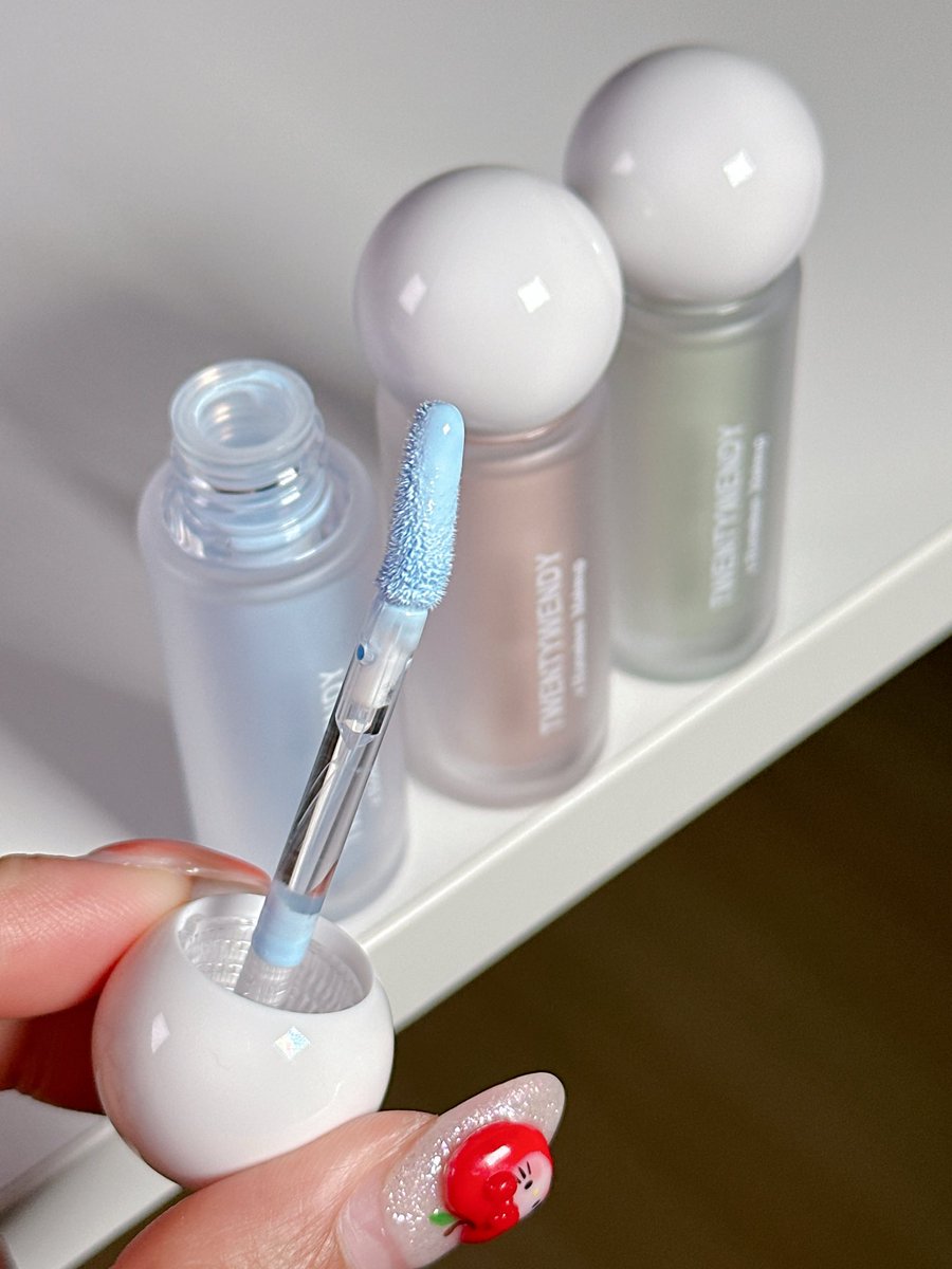 #TWENTYWENDYxHOMELESS  ออก 𝗧𝗢𝗡𝗘𝗨𝗣 𝗖𝗢𝗥𝗥𝗘𝗖𝗧𝗢𝗥 เนื้อดีเลยอ่ะ เกลี่ยง่ายย ปรับ+เบลอผิว เวลาเกลี่ยไม่แห้ง👏🏼ช่วยเพิ่มความชุ่มชื้นให้ผิวดี💦 หัวแปรงเฉียงปาดลงผิวแต่ละจุดง่าย

🩵 สีฟ้า ปรับผิวไบร์ท ลดความเหลืองของผิว ช่วยให้ผิวดูสว่างขึ้นทันที💡

🍑สีเบจ