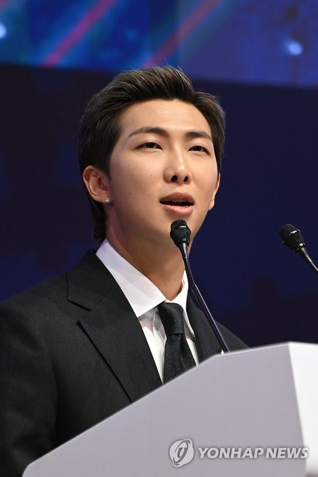 BTS #RM giving speech at the APEC CEO Summit Korea 2025 🇰🇷 (3)

HISTORY MAKER RM
APEC KEYNOTE SPEAKER RM
KOREA CULTURAL BRIDGE RM
#HistoryMakerRM #RMxAPEC 
#APEC2025 #APECCEOSummitxRM