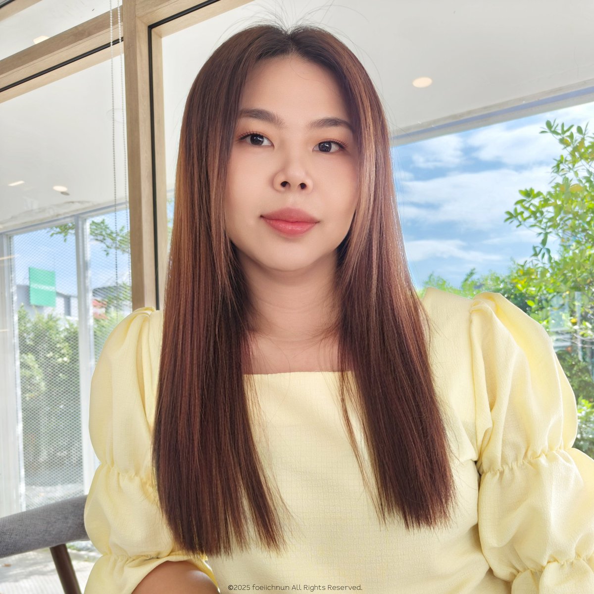 ฉันพาลูกมาเที่ยวต่างจังหวัดแล้วใช้แชมพูที่โรงแรม ตอนเป่าผมอะ เป่าอยู่ดีๆผมก็พันกันเป็นก้อนๆ ปลายผมงอๆหักๆ เกิดจากอะไร? แล้วไม่ได้พกอะไรของตัวเองมาเลย เกือบร้องไห้แล้วนะ โชคดีที่ 7-11 มีทรีตเมนต์หมักผมโลแลนแบบซองขาย สูตรเดียวกับแบบที่ใช้อยู่บ้าน กู้ผมพังได้ทันใจ