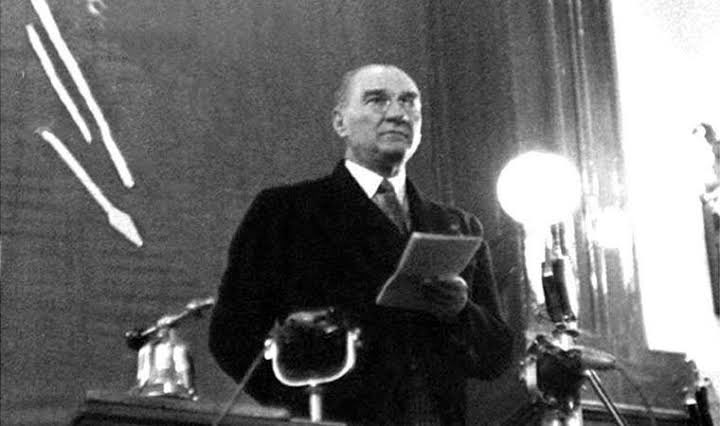 “Türk milleti! 

Ebediyete akıp giden her on senede, bu büyük millet bayramını daha büyük şereflerle, saadetlerle, huzur ve refah içinde kutlamanı gönülden dilerim. 

Ne mutlu Türküm diyene!”