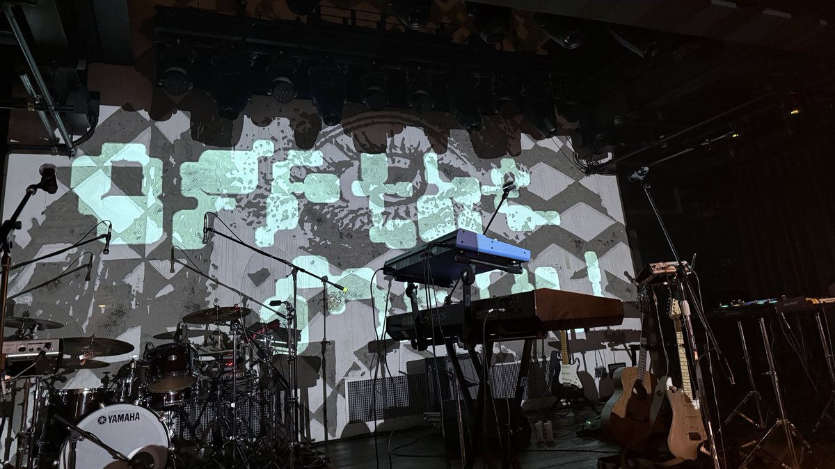 뒤에 연출 빔 예쁘게 쏴주는 공연 정말 좋아하는데
빔 쏘기 전 걸려있는 패브릭 패턴도, 영사된 장면도 맘에 들어서 그 점이 기억에 남았던 공연 🥹
이게 예쁠때면 암전된 상태에서도 보이는 장면이 아름답기 때문에...