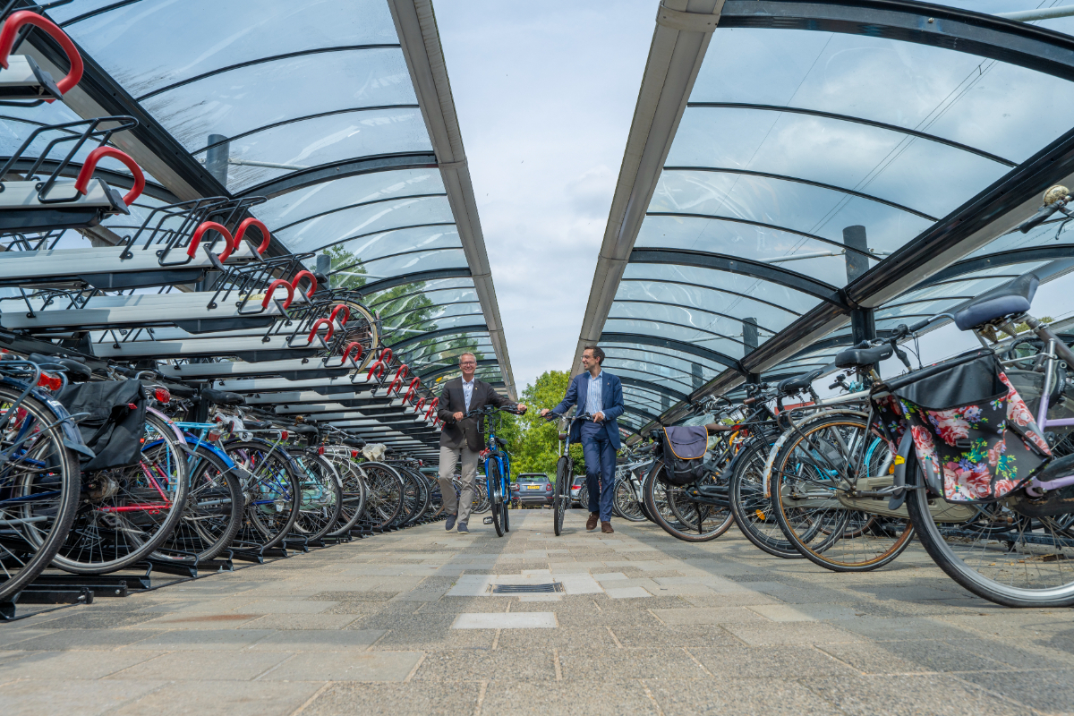 zuid_holland's tweet image. Woon je vlak bij station De Vink? Dan hebben wij goed nieuws! Sinds deze zomer zijn er 400 fietsparkeerplekken bij gekomen op dit station. 

Meer weten? Bekijk ons magazine: bit.ly/4mHKqGM. En word abonnee: bit.ly/3R1HGoe 👈

#krachtigZuidHolland

@ProRail