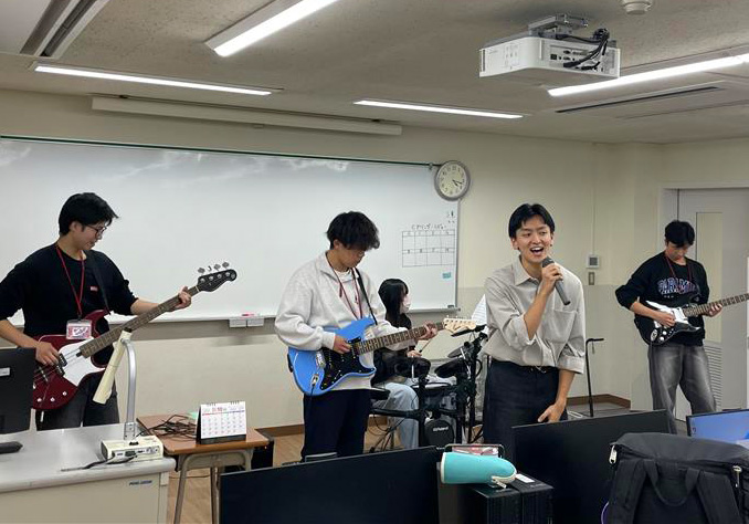 【サークル】    

バンドサークルの活動の様子です‼️
学園祭に向けて練習中🎸🎸
当日が楽しみですね🤩

#バンドサークル 
#IT専門学校 
#新潟