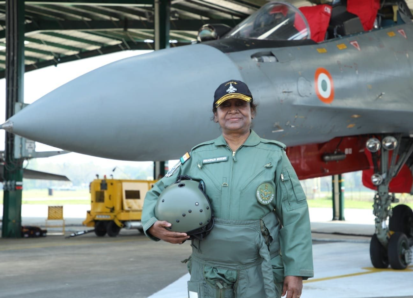 thetatvaindia's tweet image. President Droupadi Murmu takes off in a Rafale fighter jet from Ambala Air Force Base.

#Murmu