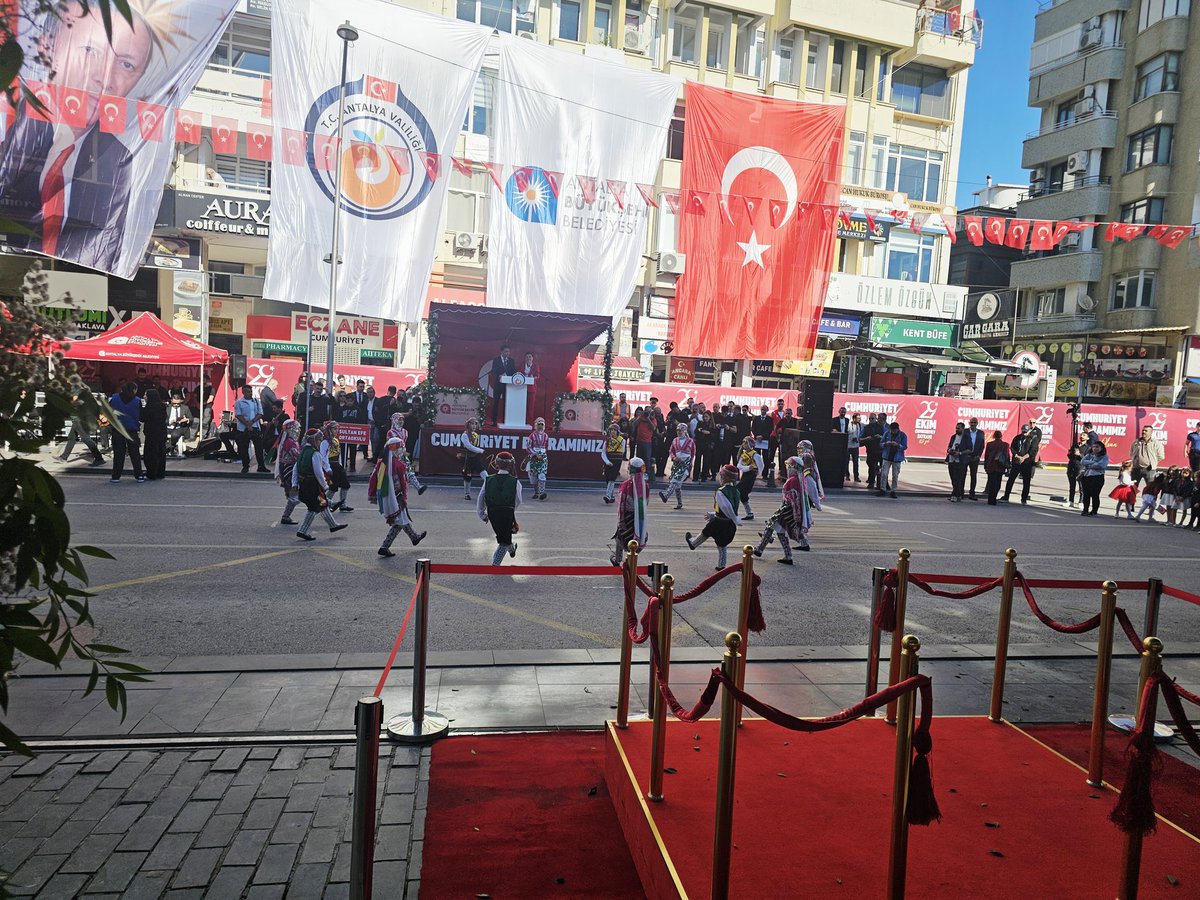 Bizlere düşen;
Turk milletinin fıtri zekasini, yorulmaz çalişkanligini, ilme bağlılığıni, guzel sanatlara sevgisini, yüksek milli birlik duygusunu,  merhametini bu yüksek karakterli  vasıflarını  her bir vatan evladının gönlüne kazımaktır.
Bayramımız Kutlu Olsun