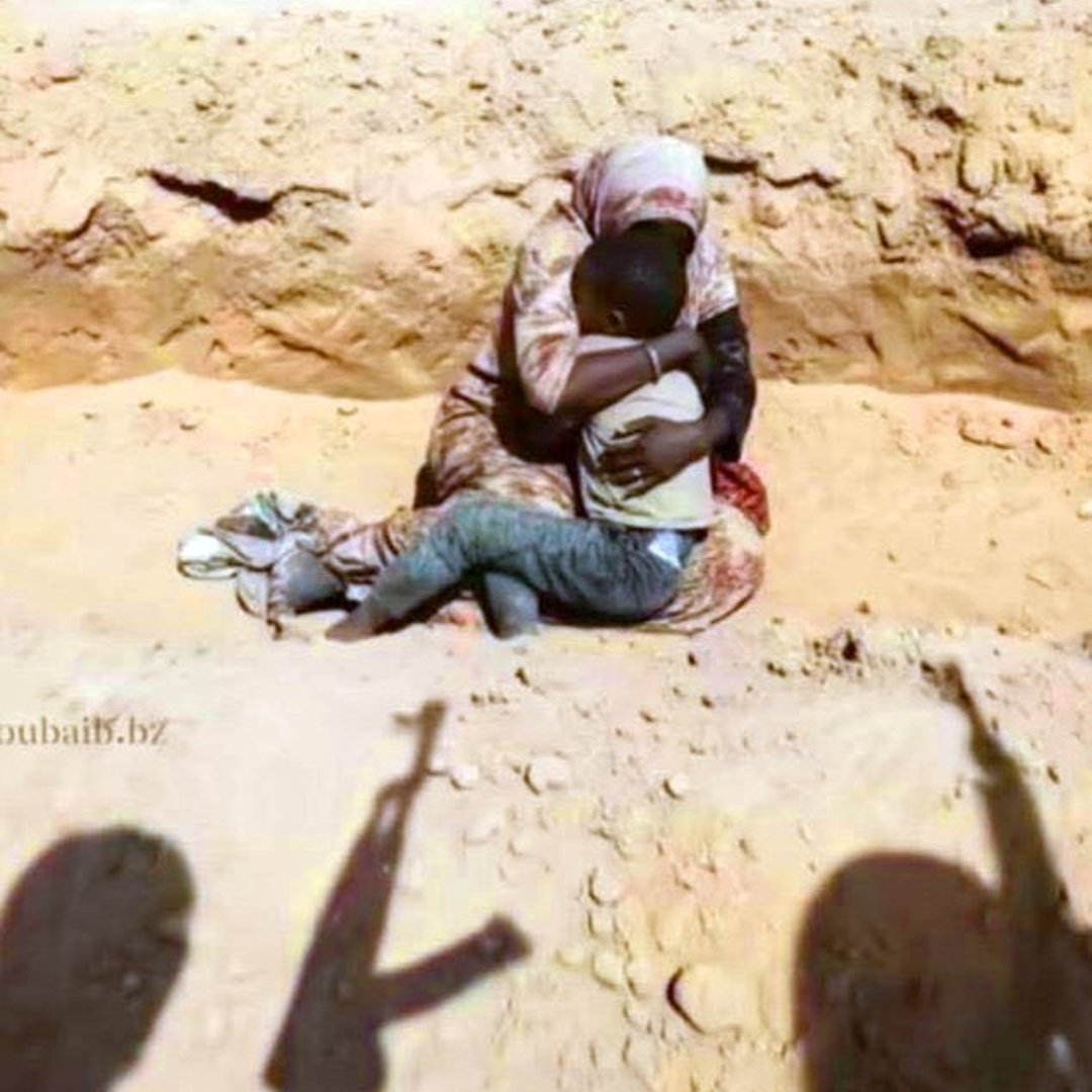 Çöl suskun ama gökyüzü  ağlıyor.
Bir anne, evladına şefkatle siper olmuş.
Kurşunların gölgesinde insanlık can veriyor.
Biz sustukça, onlar ölüyor,
İnsanlığa gelince bir çukurda sessiz ağlıyor…
#SudandaBAEsoykırımı