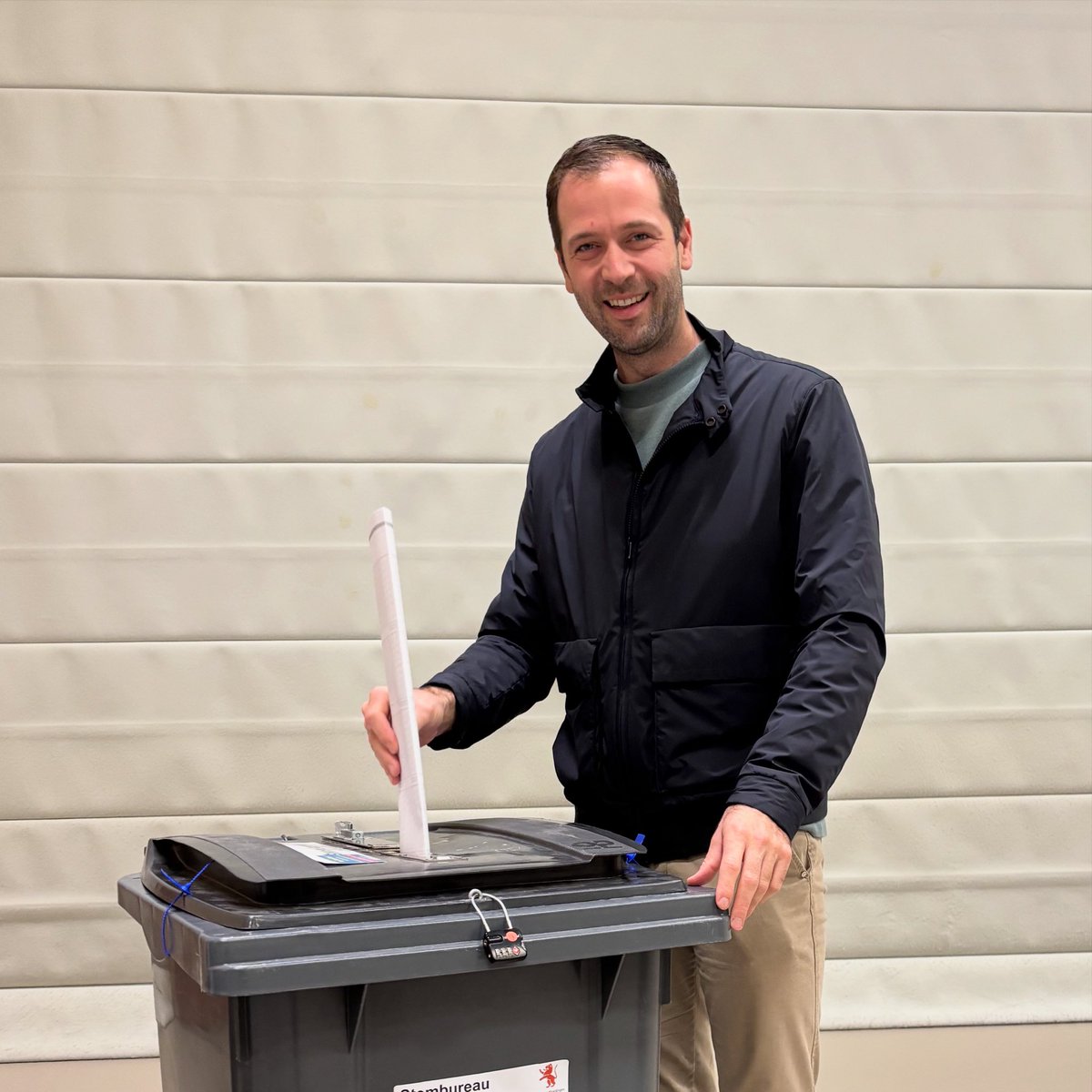 Gestemd! Natuurlijk op de @vvd! De enige partij die zorgt voor rust in de portemonnee, begrijpt dat economische groei belangrijk is en het beste team en programma klaar heeft staan voor een centrumrechtse coalitie. Mag ik vandaag op jou rekenen? #tochmaarweervvd