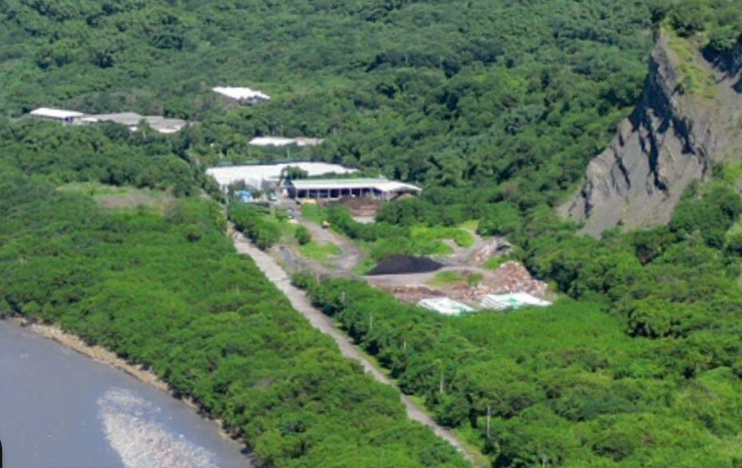 新聞現場「霧峰餿水掩埋場」-霧峰圳引水口的上游

台中盧秀燕，真的是要冒著露天風險，讓豬瘟流滿台中? 環團咧? 生態咧? 水源咧? 光電灰塵，有毒? 餿水滲流，不在乎?

霧峰有野豬出沒，若野豬吃了有豬瘟病毒的廚餘，台灣土地就永遠無法根絕豬瘟了!! 中国国民党德政啊!!