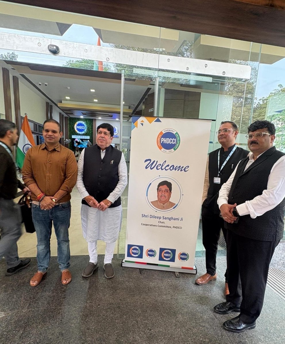 PHDCCI नई दिल्ली में आज कॉपरेटिव कमेटी ऑफ PHDCCI के अध्यक्ष के रूप में पदभार संभाला। 

PHDCCI एक राष्ट्रीय शीर्ष चैंबर है, जिसका बहरीन में अंतरराष्ट्रीय कार्यालय है, जो 6 GCC देशों के लिए कार्य करता है, तथा 1,30,000 कंपनियां इसके सदस्य हैं, तथा इसका पूरा ध्यान लघु एवं मध्यम