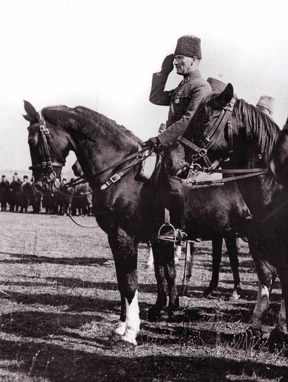 Bugün Suriye, Irak, Libya gibi devletlerin başına ne geliyorsa Osmanlı Devleti'nin başına gelen de oydu. Paylaşılmıştı. Ülke haraptı. Bu ahvâl ve şerait içindeyken bağımsız, egemen bir devlet yaratmak. İmkânsız mı? İşte Atatürk'ün yaptığı budur. Yaşasın Türkiye Cumhuriyeti! 🇹🇷❤️