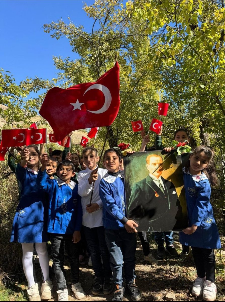 vakifuzmanlari's tweet photo. Cumhuriyet gelecektir.

Bize aziz bir vatan, kutlu bir devlet emanet eden Gazi Mustafa Kemal Atatürk ve silah arkadaşlarına, tüm şehit ve gazilerimize rahmet, minnet, şükran ve dua ile…
#CumhuriyetBayramımızkutluolsun
#29Ekim https://t.co/BixUUnMSAH