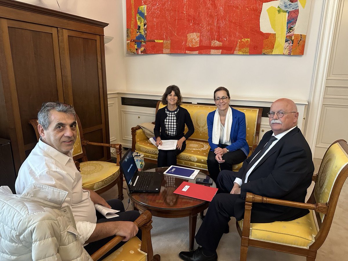 Échanges avec <a href="/ClaudeRaynal/">Claude Raynal</a>, président de la  commission des finances du <a href="/Senat/">Sénat</a> et le Conseil National des Villes. 

Adultes relais, cités éducatives, rénovation urbaine : les quartiers populaires doivent être soutenus dans le budget 2026.