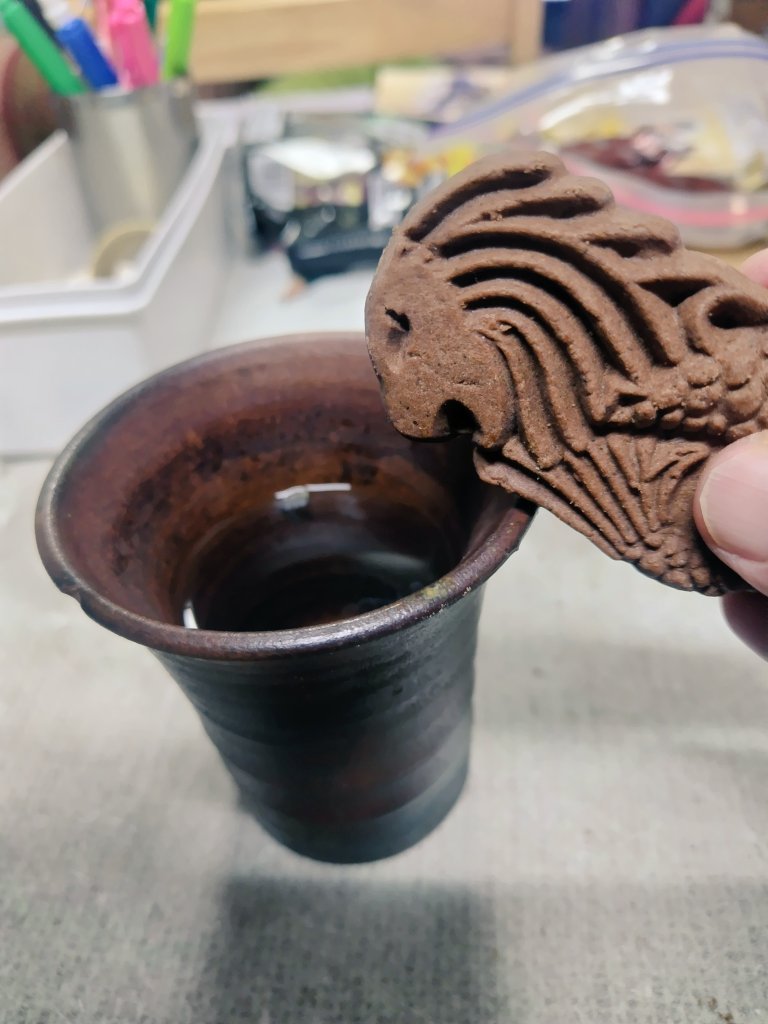 hideexekobe's tweet photo. 孫のシンガポール土産のマーライオンクッキーで焼酎呑んでます👌🎶 https://t.co/a32wXsWzMx