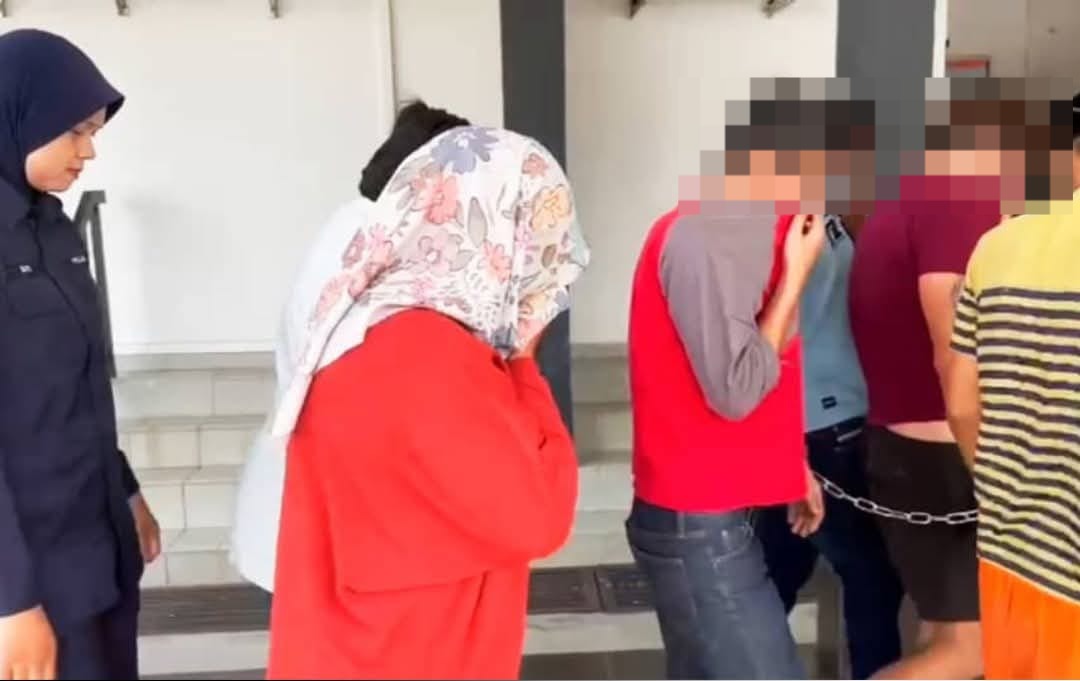 SinarOnline's tweet photo. Maklumat bercanggah, ibu bapa kanak-kanak dikelar direman
Pasangan suami isteri yang juga ibu bapa kepada kanak-kanak lelaki yang lehernya dikelar menggunakan pisau direman pada Rabu.
Artikel: https://t.co/uX3lJhiRSv
#sinarharian #beritaterkini #mahkamah #kelar #beritaviral