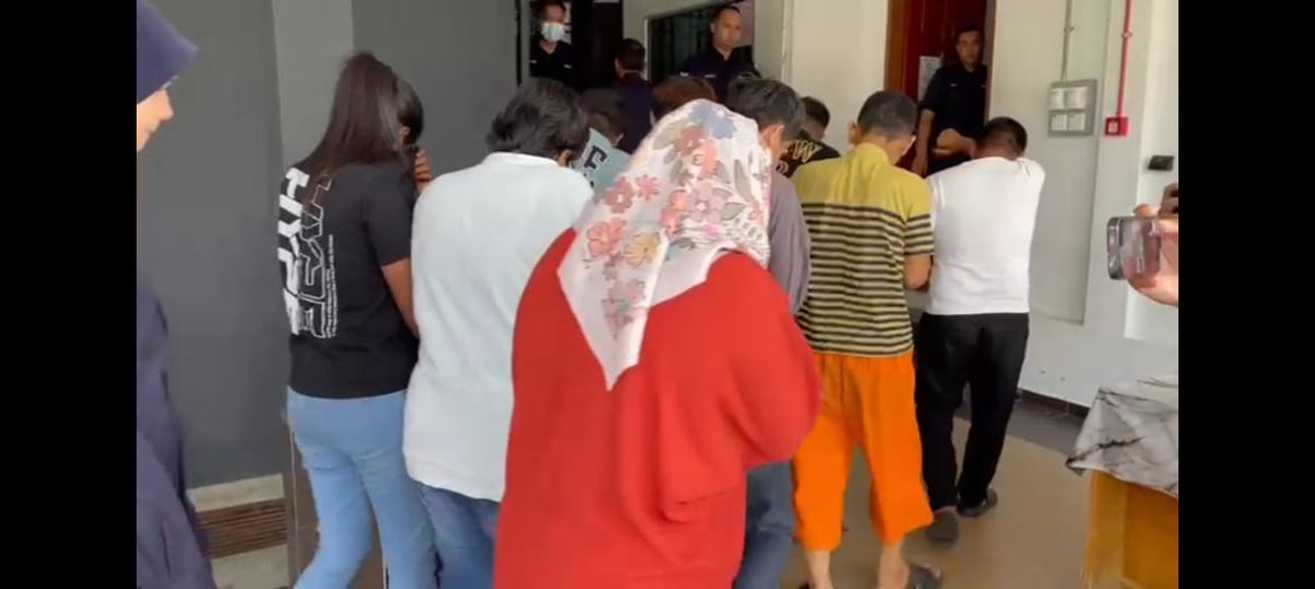 SinarOnline's tweet photo. Maklumat bercanggah, ibu bapa kanak-kanak dikelar direman
Pasangan suami isteri yang juga ibu bapa kepada kanak-kanak lelaki yang lehernya dikelar menggunakan pisau direman pada Rabu.
Artikel: https://t.co/uX3lJhiRSv
#sinarharian #beritaterkini #mahkamah #kelar #beritaviral