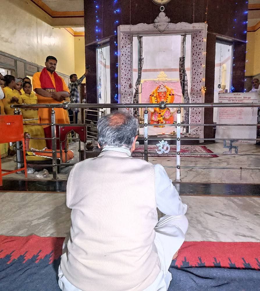 tamarsingh1's tweet image. आवन के प्रसिद्धि श्री संकट मोचन हनुमान मंदिर में दर्शन कर आचार्य वाचस्पति शुक्ल संस्कृत वेद विद्यालय में विद्यार्थियों से संवाद किया पूर्व मुख्यमंत्री राज्यसभा सांसद आवन में संचालित ट्रस्ट के अध्यक्ष श्री @digvijaya_28 जी एवं विधायक श्री @JVSinghINC जी ने।

#जयसियाराम #Raghogarh