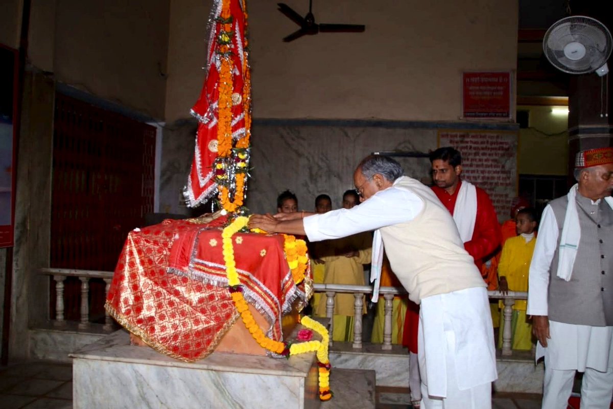 tamarsingh1's tweet image. आवन के प्रसिद्धि श्री संकट मोचन हनुमान मंदिर में दर्शन कर आचार्य वाचस्पति शुक्ल संस्कृत वेद विद्यालय में विद्यार्थियों से संवाद किया पूर्व मुख्यमंत्री राज्यसभा सांसद आवन में संचालित ट्रस्ट के अध्यक्ष श्री @digvijaya_28 जी एवं विधायक श्री @JVSinghINC जी ने।

#जयसियाराम #Raghogarh