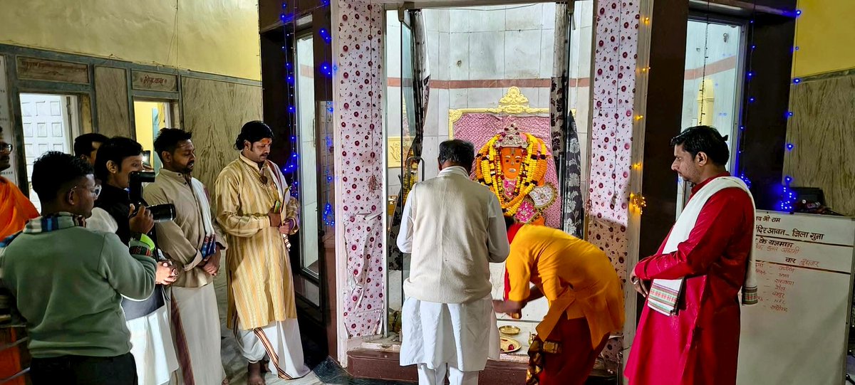 tamarsingh1's tweet image. आवन के प्रसिद्धि श्री संकट मोचन हनुमान मंदिर में दर्शन कर आचार्य वाचस्पति शुक्ल संस्कृत वेद विद्यालय में विद्यार्थियों से संवाद किया पूर्व मुख्यमंत्री राज्यसभा सांसद आवन में संचालित ट्रस्ट के अध्यक्ष श्री @digvijaya_28 जी एवं विधायक श्री @JVSinghINC जी ने।

#जयसियाराम #Raghogarh