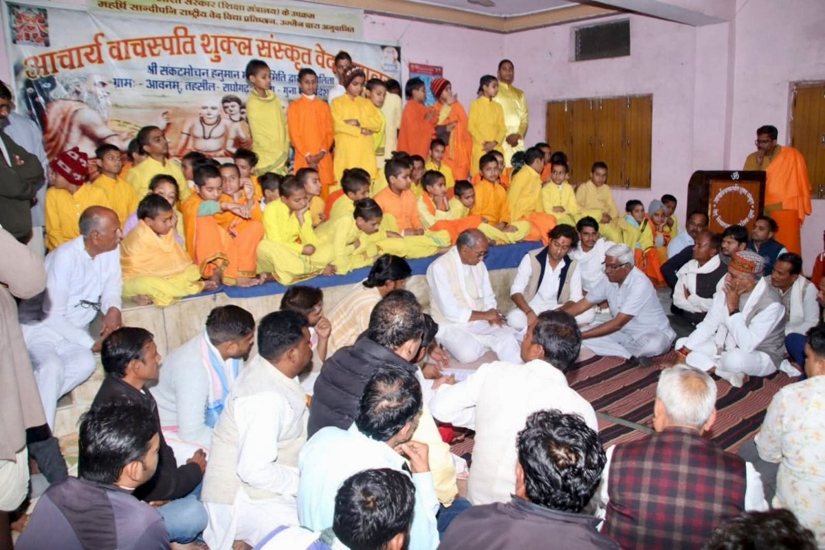 tamarsingh1's tweet image. आवन के प्रसिद्धि श्री संकट मोचन हनुमान मंदिर में दर्शन कर आचार्य वाचस्पति शुक्ल संस्कृत वेद विद्यालय में विद्यार्थियों से संवाद किया पूर्व मुख्यमंत्री राज्यसभा सांसद आवन में संचालित ट्रस्ट के अध्यक्ष श्री @digvijaya_28 जी एवं विधायक श्री @JVSinghINC जी ने।

#जयसियाराम #Raghogarh