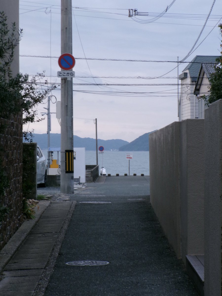 언니랑 료칸에서 온천하고 생일에는 느낌좋은 바닷마을에 데려가줫어요 정말 햄부기한 생일이엇어요 저녁에 바다 앞 레스토랑에 가서 밥 다먹고 이제 나가자고 햇는데 언니가 좀 더 쉬어야겟다길래 한국가면 운동시켜야겟군,,햇는데 잠시후에 직원이 뭔 폭죽을 꽂은 케이크를 들고 나타낫어요 웃겻어요