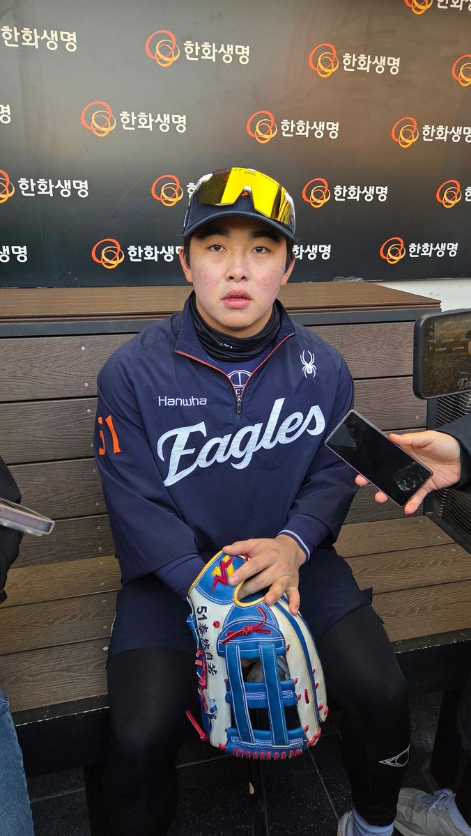 와이스 "장인어른 깜짝 방문 선물에 힘이 난다. 준비 잘하겠다"
손아섭 "홈에 돌아왔으니 승리로 분위기 바꾸고 싶다"
문현빈 "긴장은 PO 1차전에서 끝났다. 시즌 잠실에서 홈런없었는데 한국시리즈에서 치니 신기. 폰세 나가니까 득점지원해서 이기고 싶다"