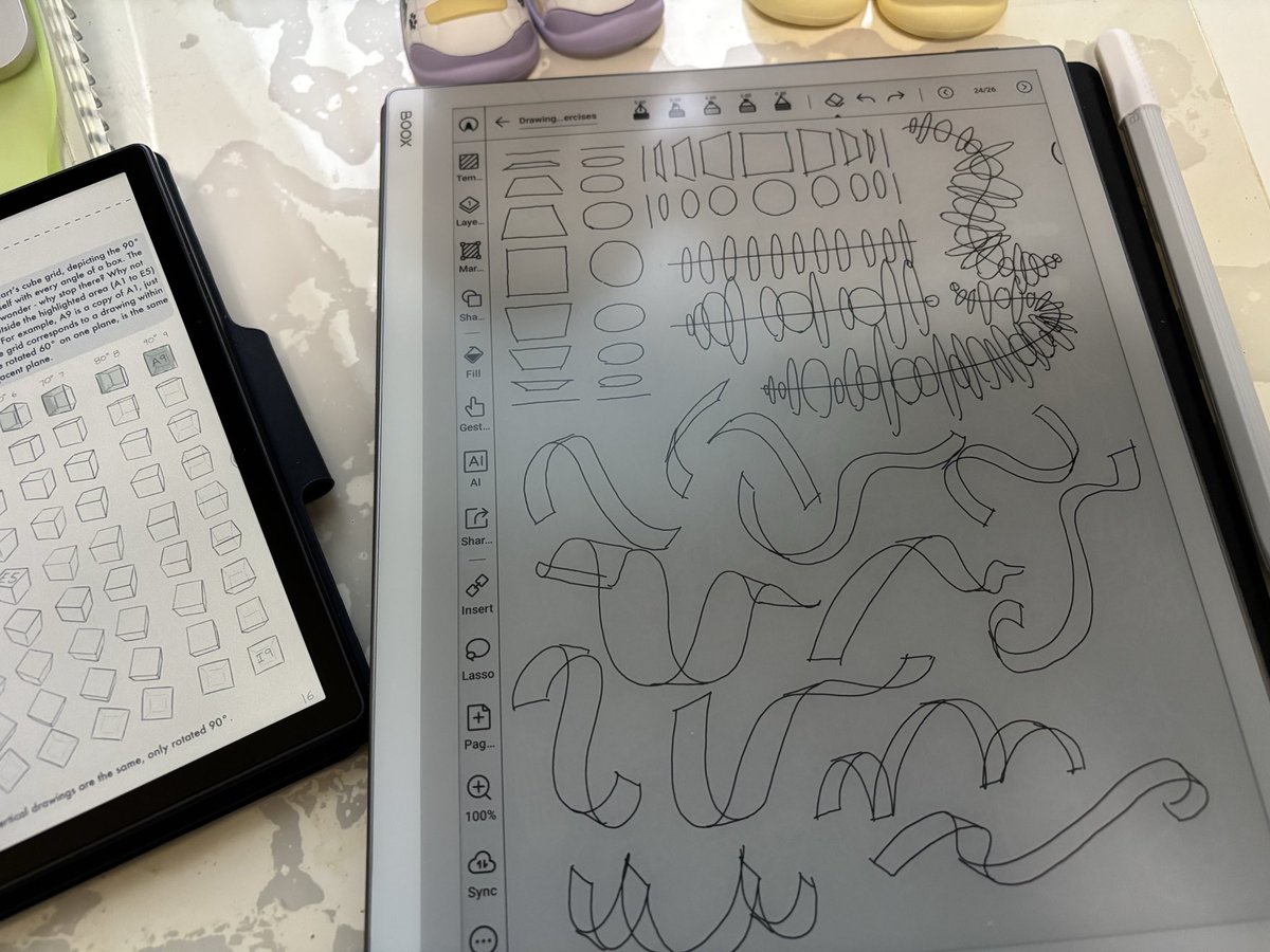 deepseabed's tweet image. brokendrawさんのpdfをさっそくダウンロードさせていただいた。ビデオよりエクササイズが増えてて箱のところでヒーヒーいって、ぬいさんに応援されてる。練習じゃなくて本番を優先しろって書いてあったよ。はは（乾いた笑い）。趣味絵も描いてはいるのよ。
#日々描く #drawing