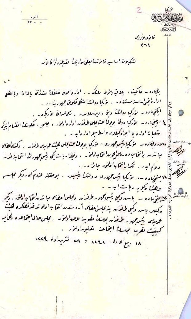 İlber Ortaylı, Cumhuriyet’in ilan belgesini paylaştı:

29 Ekim 1923.

"Hâkimiyet, bilâ kayd ü şart milletindir. İdare usulü halkın mukadderatını bizzat ve bilfiil idare etmesi esasına müsteniddir. Türkiye Devleti’nin şekl-i hükümeti Cumhuriyettir."