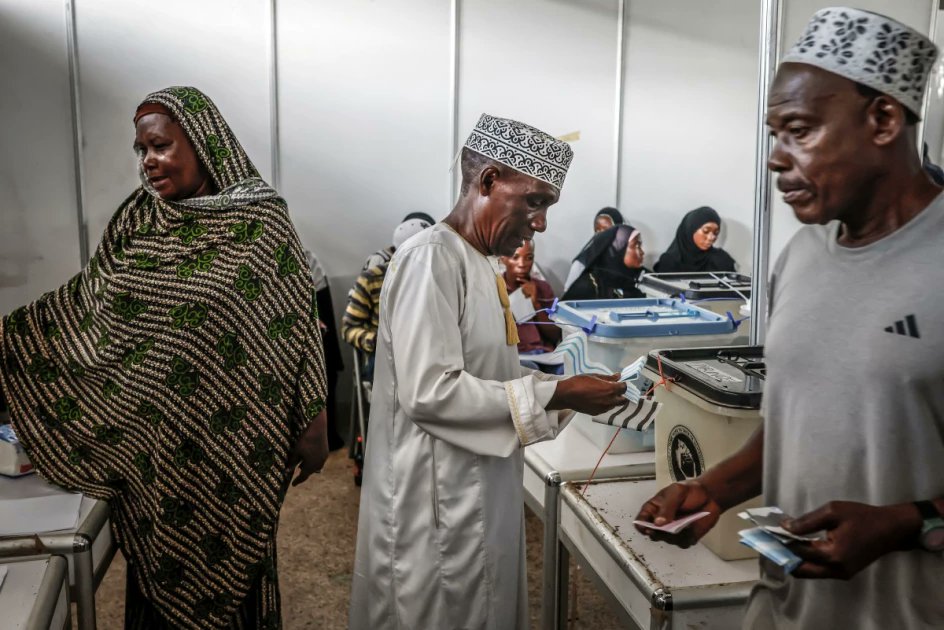 ISIYOSETV's tweet image. 🇹🇿 Abanya-Tanzania barenga miliyoni 37 batangiye gutora muri Tanzania Elections 2025, aho Samia Suluhu Hassan ahanganye n’abatavuga rumwe n’ubutegetsi.
🗳️ Soma inkuru yose 👉 isiyosetv.com/2025/10/tanzan…  
#TanzaniaElections #IsiyoseTV