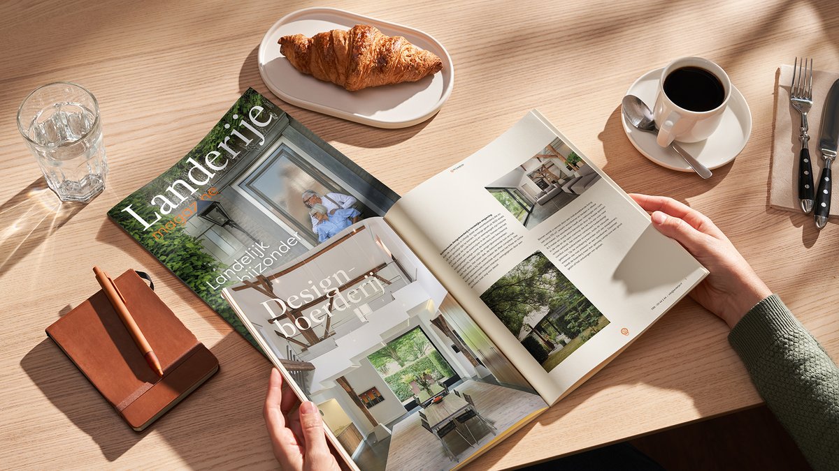 De stemming zit er goed in bij De Landerije, want wij presenteren de eerste editie van het Landerije Magazine. Vol verhalen, bijzondere huizen en inspiratie uit de mooiste regio’s. Een magazine dat laat zien waar wij in geloven; wonen met gevoel, stijl en aandacht voor detail.