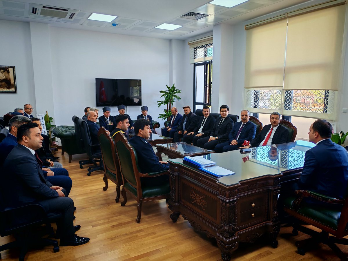 TCKarpuzlu's tweet photo. Cumhuriyetimizin 102. yılı, Kaymakamlık makamındaki tebrikat töreniyle başladı. Cumhuriyet Meydanı’ndaki program; saygı duruşu, İstiklal Marşı, konuşmalar, öğrencilerin gösterileri ve geçit töreniyle coşku içinde kutlandı. 🇹🇷 #29Ekim #CumhuriyetBayramı https://t.co/wRe5cMizSn